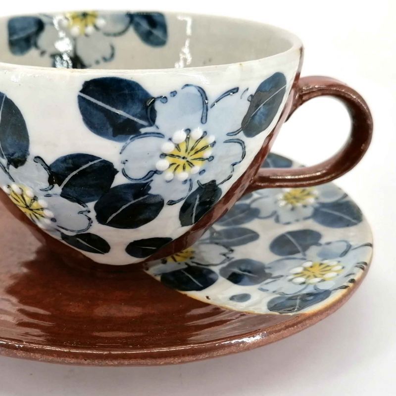 Taza de té de cerámica con asa y platillo, marrón y flores - AOI HANA