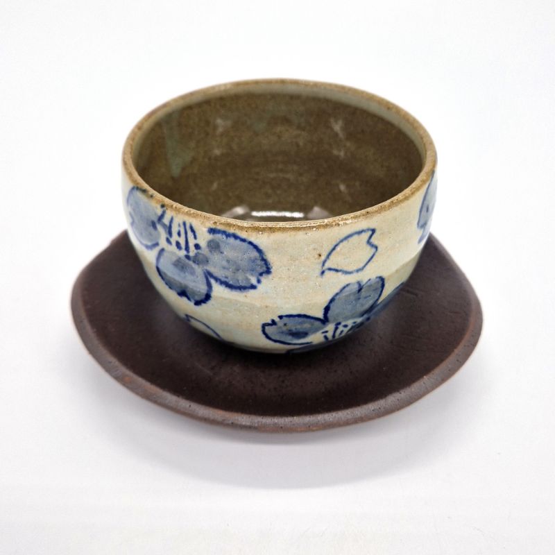 Tasse japonaise en terre blanche et fleurs bleue avec soucoupe