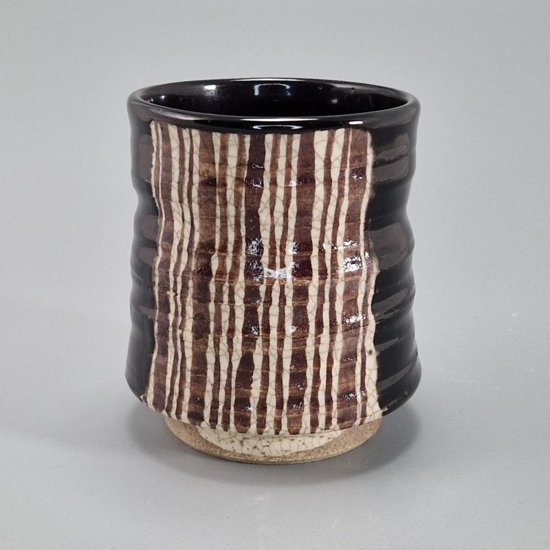Japanische braune Teetasse aus Raku-Keramik mit vertikalem Linienmuster, SUICHOKU SEN