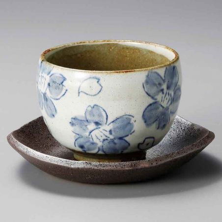 Japanische Tasse aus weißem Ton und blauen Blumen mit Untertasse